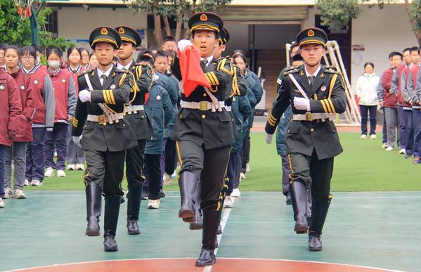 2校国旗班与行至六班学生代表执行升旗仪式 2校国旗班与行至六班学生代表执行升旗仪式